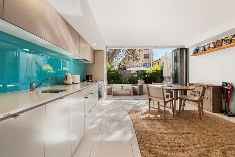Relaxed 1BR Apartment w Courtyard in Bondi