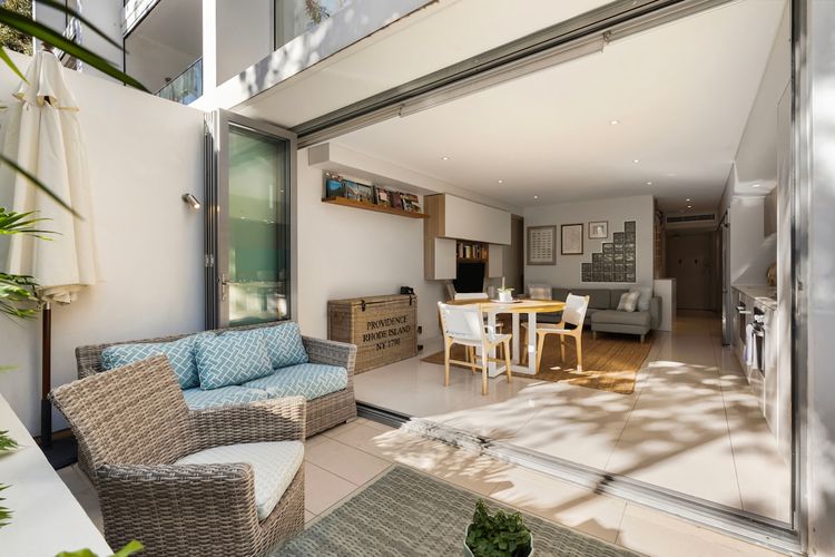 Relaxed 1BR Apartment w Courtyard in Bondi