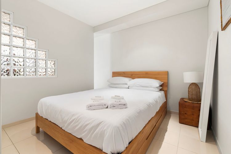 Relaxed 1BR Apartment w Courtyard in Bondi