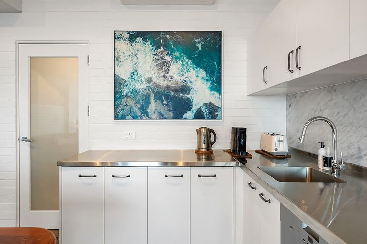 Upscale Cliffside Studio w Ocean Views Nth Bondi