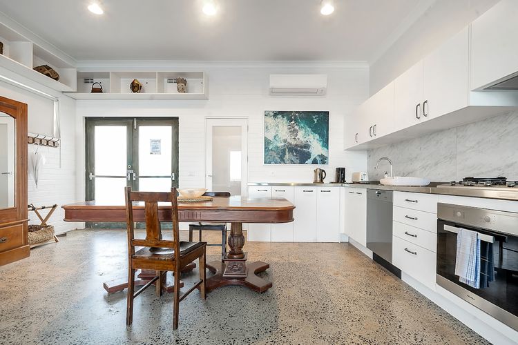 Upscale Cliffside Studio w Ocean Views Nth Bondi