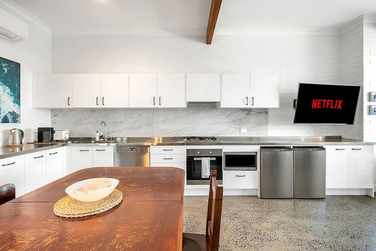 Upscale Cliffside Studio w Ocean Views Nth Bondi
