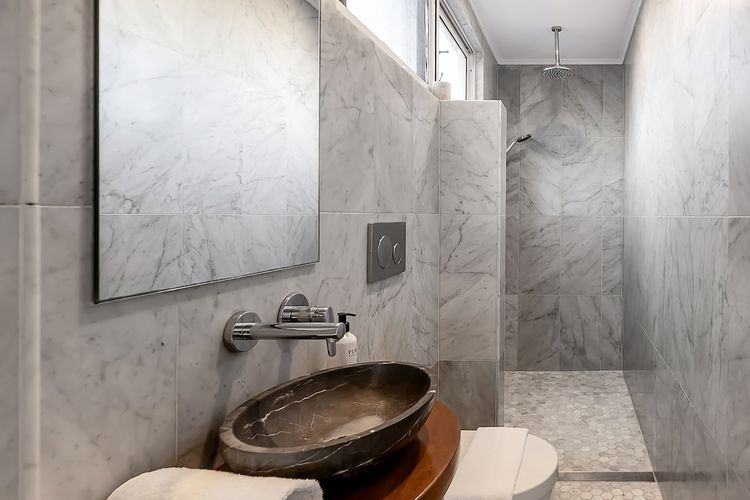 Upscale Cliffside Studio w Ocean Views Nth Bondi