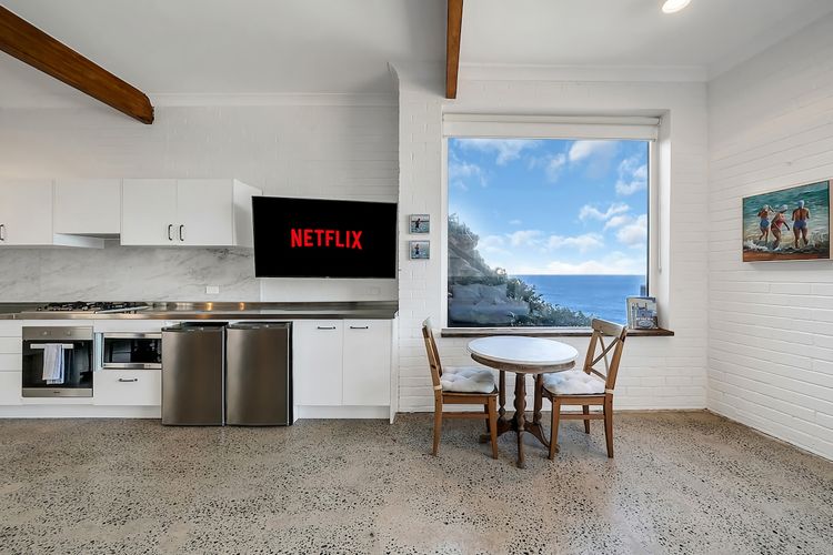 Upscale Cliffside Studio w Ocean Views Nth Bondi