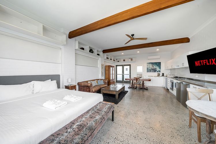 Upscale Cliffside Studio w Ocean Views Nth Bondi