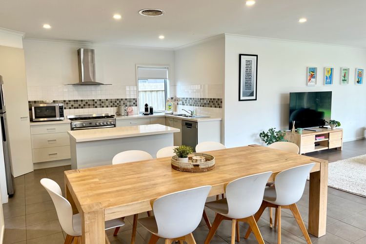 Spacious Coastal Retreat 400m to the Beach