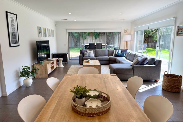 Spacious Coastal Retreat 400m to the Beach