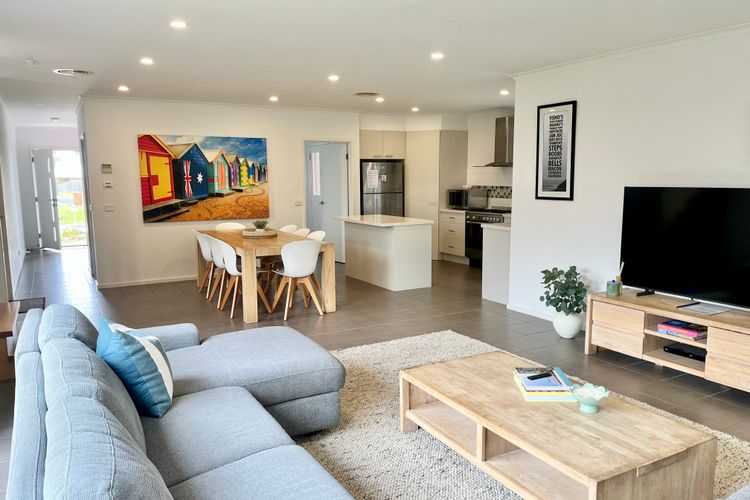 Spacious Coastal Retreat 400m to the Beach