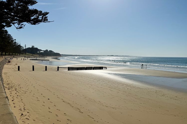 Spacious Coastal Retreat 400m to the Beach