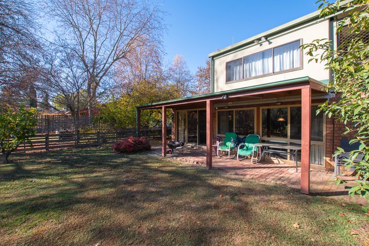 Warrina – Overlooks Ovens River and five minute walk into town