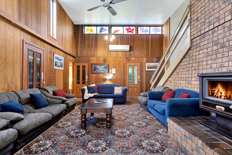 Warrina – Overlooks Ovens River and five minute walk into town