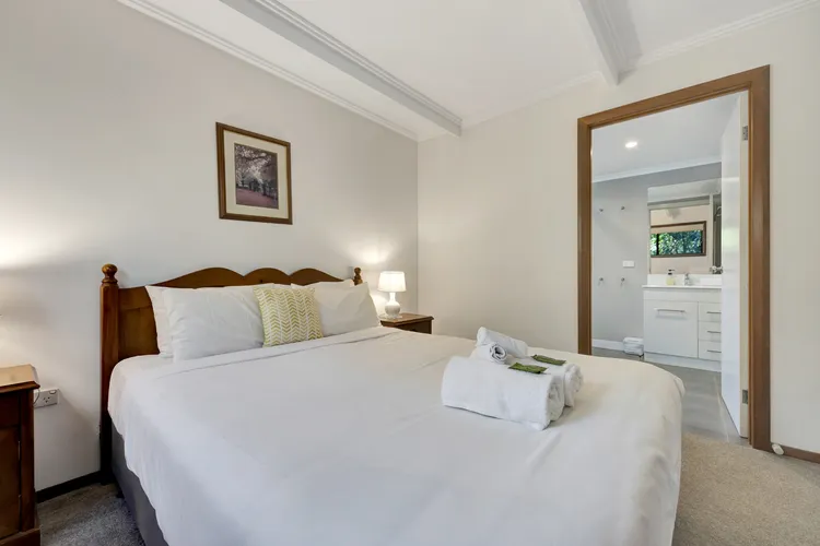 Warrina – Overlooks Ovens River and five minute walk into town