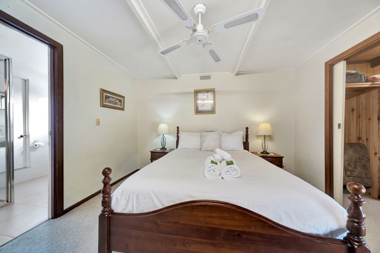 Warrina – Overlooks Ovens River and five minute walk into town