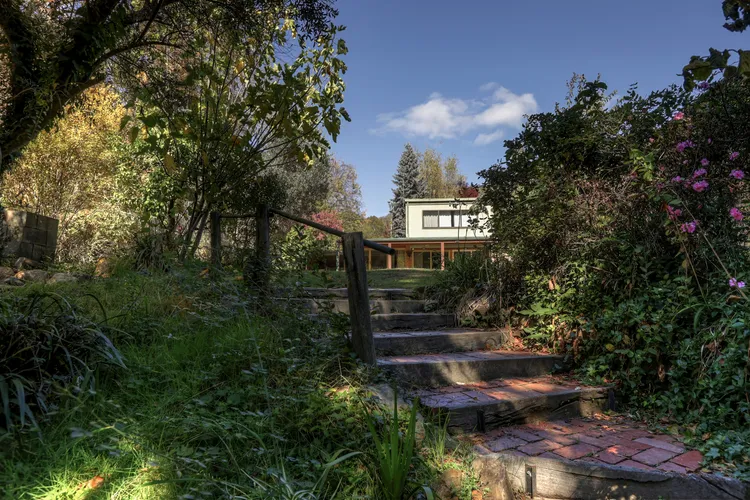 Warrina – Overlooks Ovens River and five minute walk into town