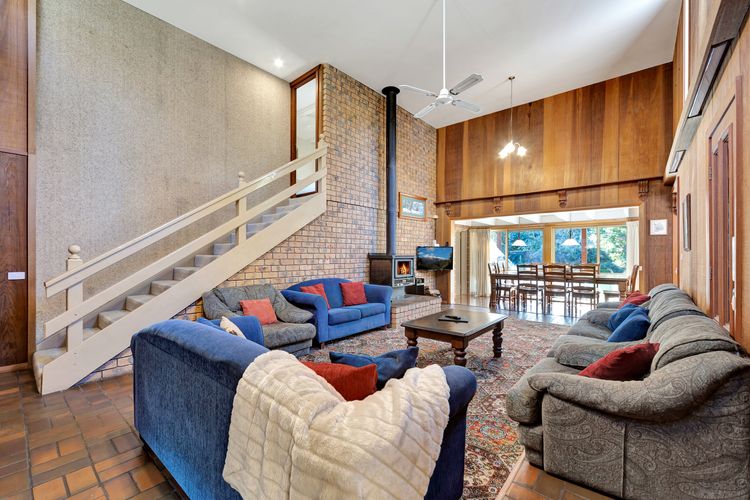 Warrina – Overlooks Ovens River and five minute walk into town