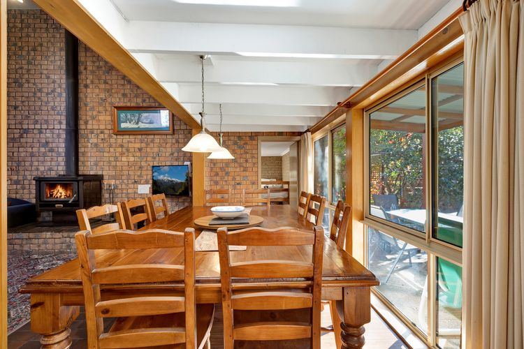 Warrina – Overlooks Ovens River and five minute walk into town