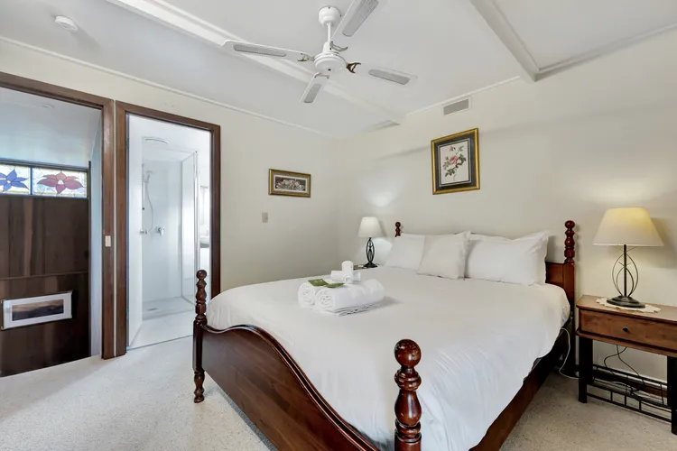 Warrina – Overlooks Ovens River and five minute walk into town