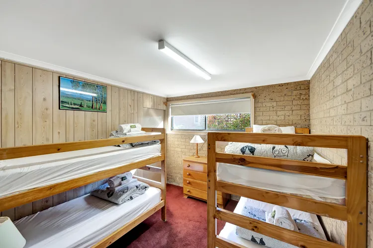 Warrina – Overlooks Ovens River and five minute walk into town