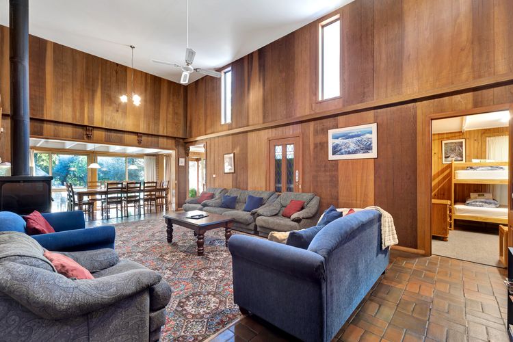 Warrina – Overlooks Ovens River and five minute walk into town