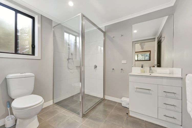 Warrina – Overlooks Ovens River and five minute walk into town