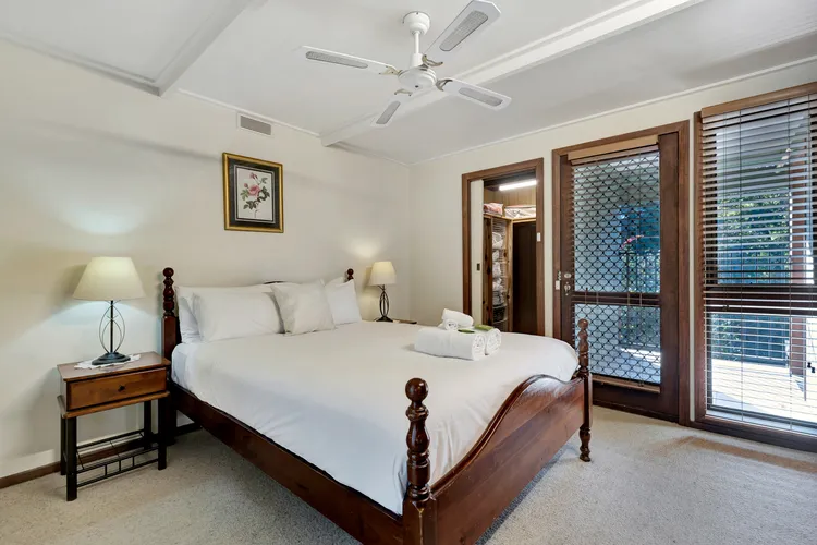 Warrina – Overlooks Ovens River and five minute walk into town