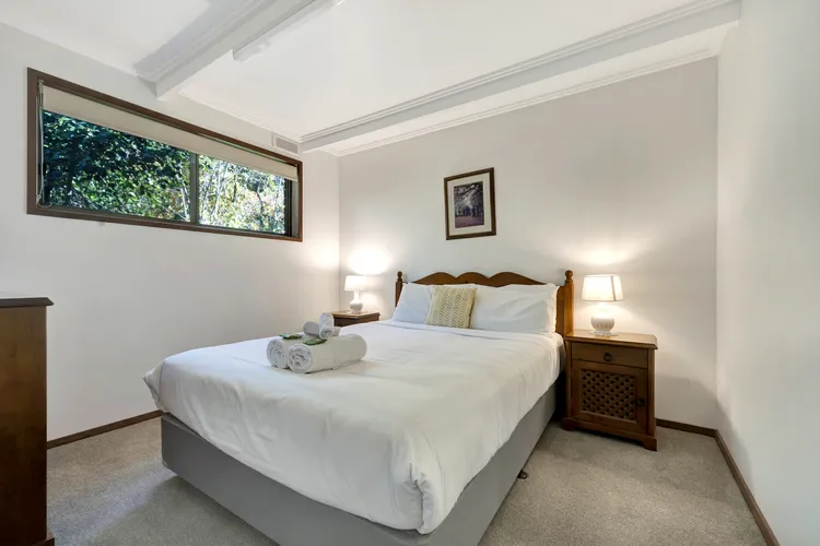 Warrina – Overlooks Ovens River and five minute walk into town