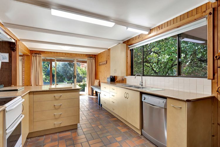 Warrina – Overlooks Ovens River and five minute walk into town