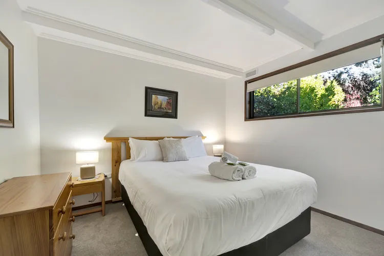 Warrina – Overlooks Ovens River and five minute walk into town