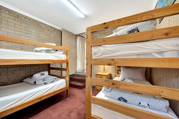 Warrina – Overlooks Ovens River and five minute walk into town