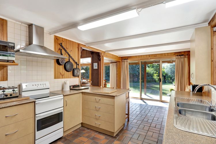 Warrina – Overlooks Ovens River and five minute walk into town