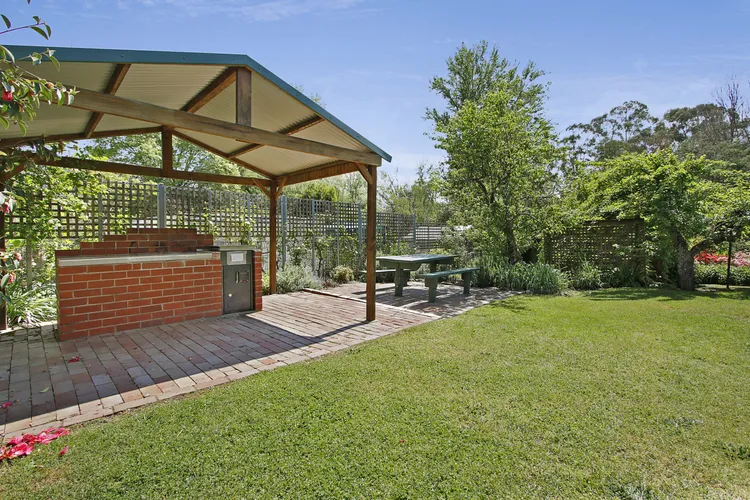 Warrina – Overlooks Ovens River and five minute walk into town