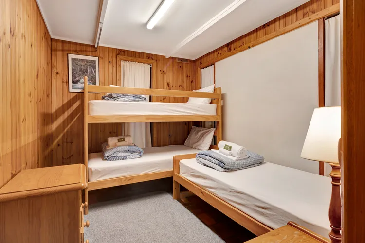 Warrina – Overlooks Ovens River and five minute walk into town