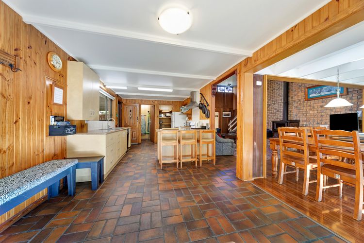 Warrina – Overlooks Ovens River and five minute walk into town