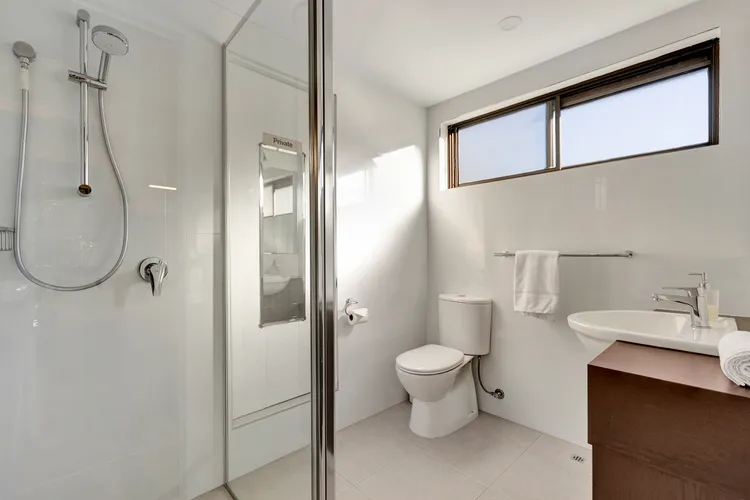 Warrina – Overlooks Ovens River and five minute walk into town