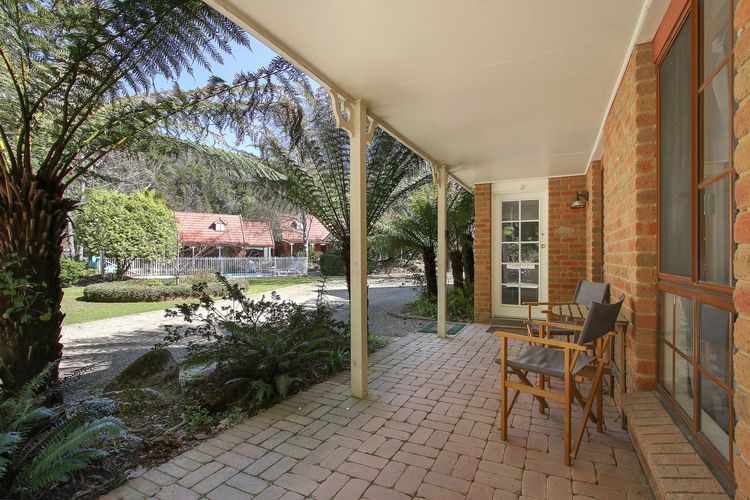 Tudor House – Large Family Home with shared pool