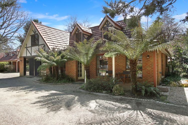 Tudor House – Large Family Home with shared pool