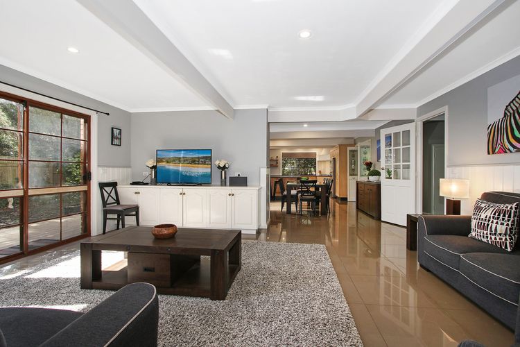 Tudor House – Large Family Home with shared pool