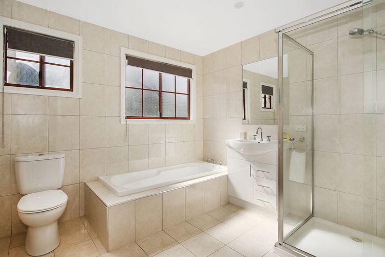 Tudor House – Large Family Home with shared pool