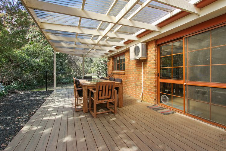 Tudor House – Large Family Home with shared pool