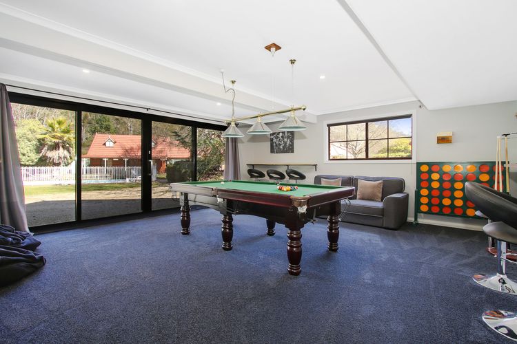 Tudor House – Large Family Home with shared pool