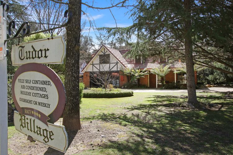 Tudor House – Large Family Home with shared pool