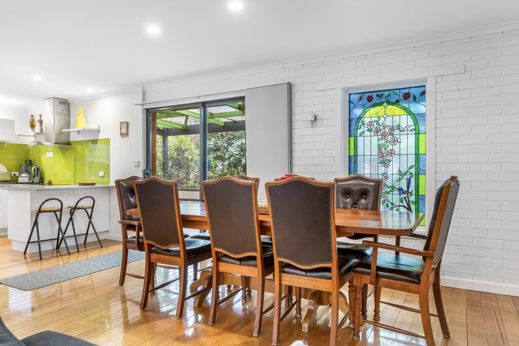 Roses on the River – An absolute river frontage cottage