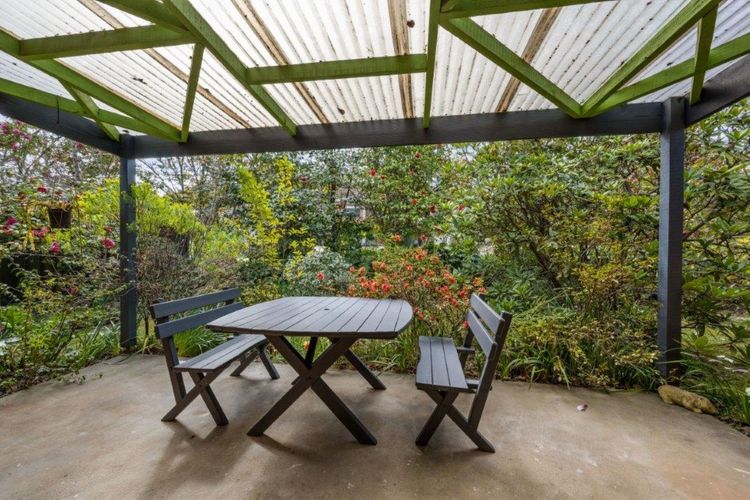 Roses on the River – An absolute river frontage cottage