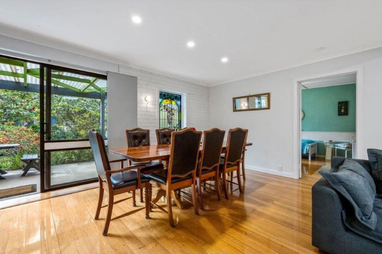 Roses on the River – An absolute river frontage cottage