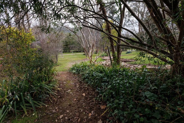 Roses on the River – An absolute river frontage cottage