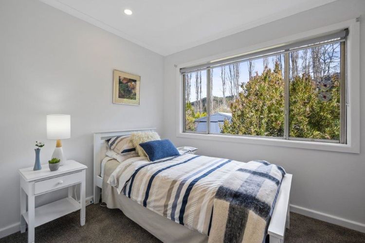 Roses on the River – An absolute river frontage cottage