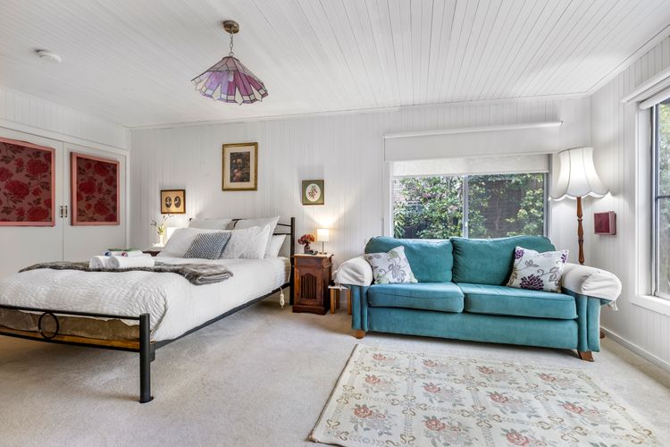 Roses on the River – An absolute river frontage cottage
