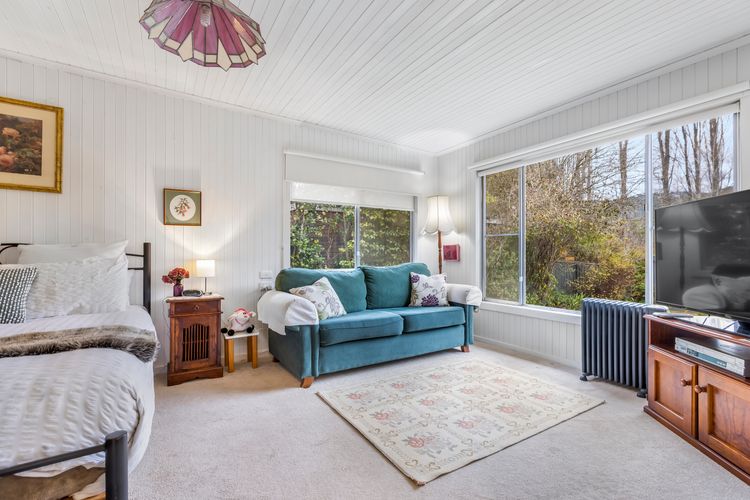 Roses on the River – An absolute river frontage cottage