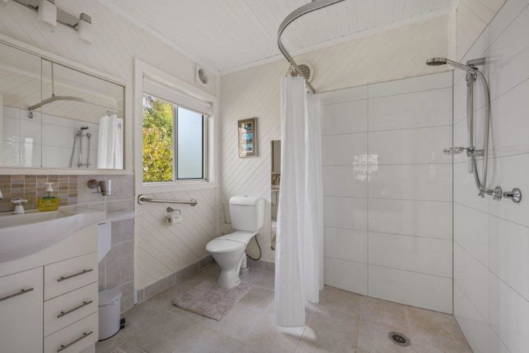 Roses on the River – An absolute river frontage cottage