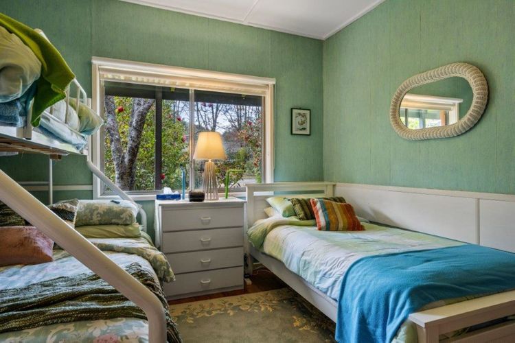 Roses on the River – An absolute river frontage cottage